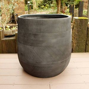 ハンズマンにおける￥9800での植木鉢 ファイバークレイ ストラMIX 丸型 57×57 ブラック 送料別見積 大型・割れ物のオファー